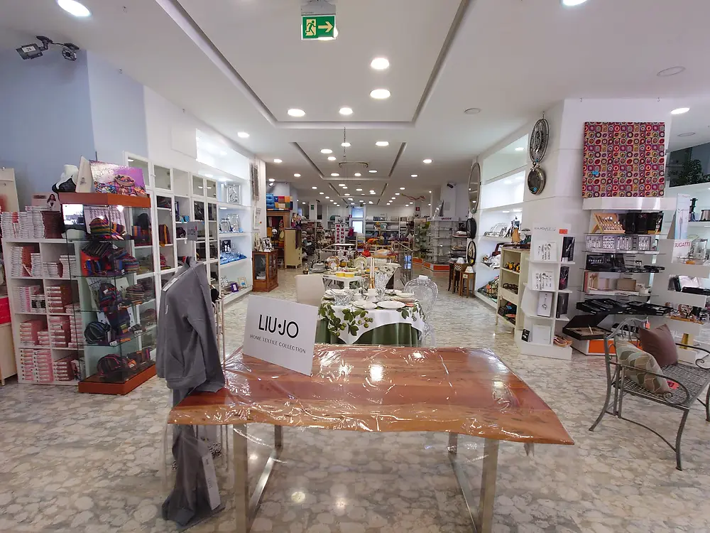 L'interno del negozio New Line House