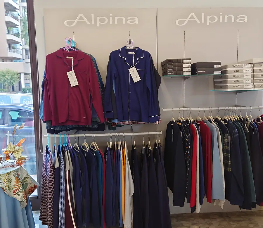 Pigiami Alpina appesi nel negozio