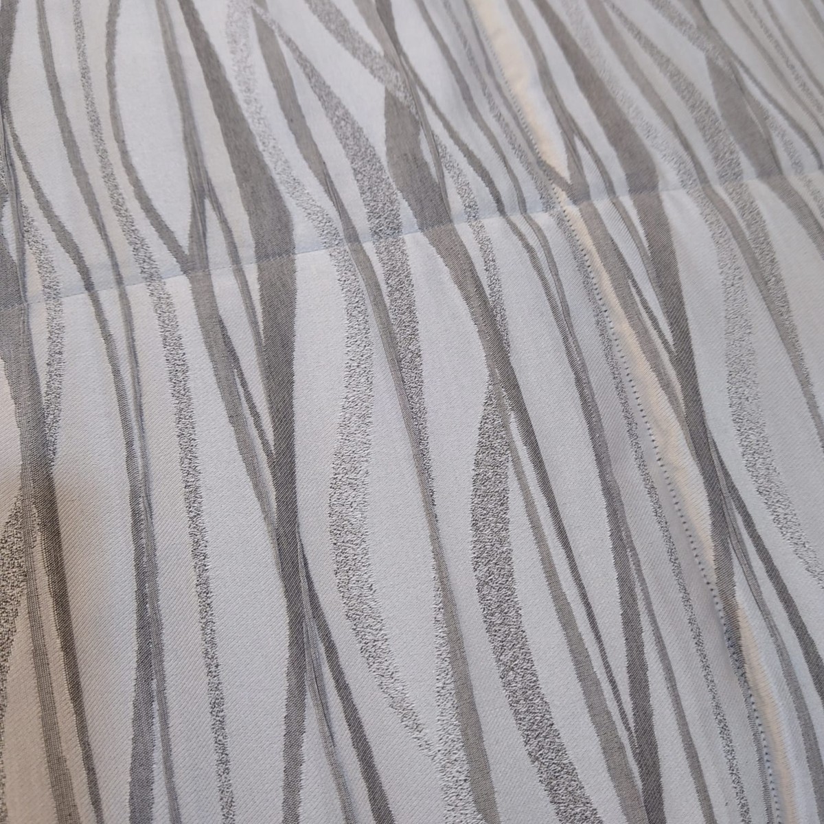 Trapunta Fantasia Medium 270x260 – dettaglio onde grigio